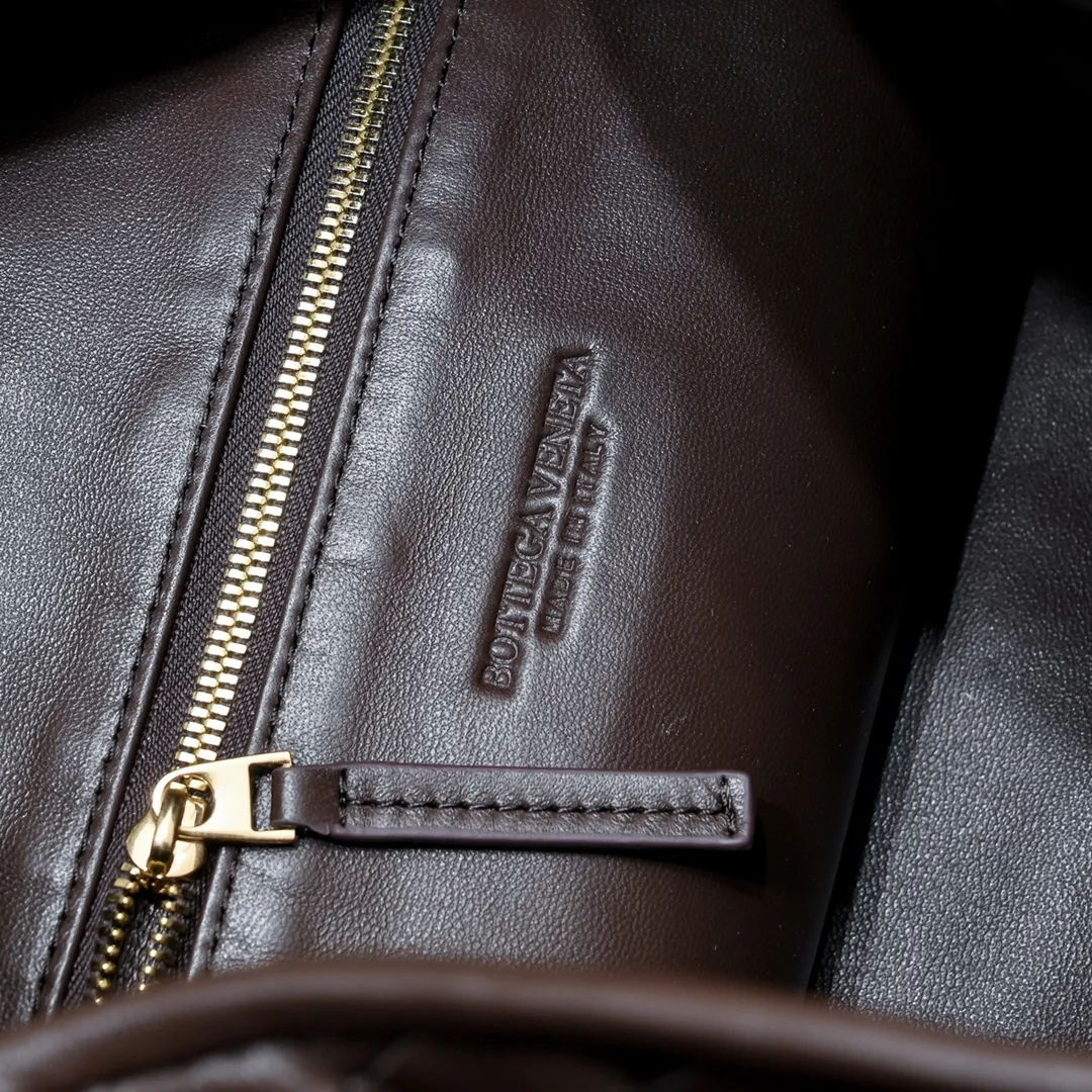 Batch 2160 #Bv New large HOP bag, the bag body and handles are made of a whole piece of woven leather. The bag body is soft and lazy. Hop symbolizes the praise of innovation and eternal craftsmanship [love]. The pyramid silhouette combines practicality and fashion. Modern and casual, the bag mouth is double-sided closed design, more convenient and safe! The cowhide texture also makes the bag more wear-resistant and durable. A must-have for fashionable ladies who like minimalism yet comfortable and casual! Size: 54x24x13, Model: 3970#